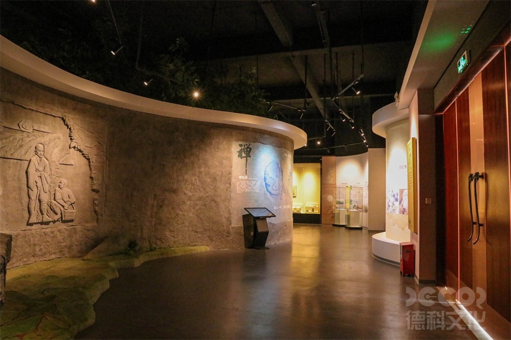 在廣州展館裝修中如何考慮展示品的燈光和影響？